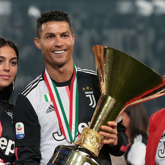 Georgina Rodriguez, Cristiano Ronaldo de la Juventus et sa mère Maria Dolores dos Santos Aveiro photographiés avec le trophée après le match de Serie A au stade Allianz, à Turin, en Italie, le 19 mai 2019. Photo by Jonathan Moscrop/PA Wire/ABACAPRESS.COM