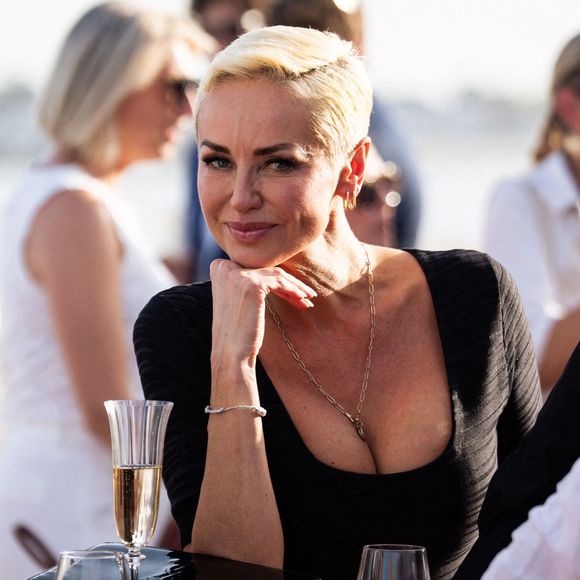 Adriana Karembeu assiste à la 4ème édition de vente aux enchères physique et en ligne de chevaux de sport élite (La Baule Auction) à La Baule le 13 juin 2026.

© Apolline Dutraive / Bestimage