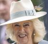 Sa chevelure, autrefois négligée, a été sublimée par la coloriste Jo Hansford, qui a modernisé sa coupe et travaillé des nuances flatteuses adaptées à sa carnation. 

18 octobre 2025 - Journée des champions britanniques QIPCO à l'hippodrome d'Ascot, dans le Berkshire, au Royaume-Uni. Ici, la reine Camilla (Camilla Parker Bowles, reine consort d'Angleterre). GOFF  / BESTIMAGE