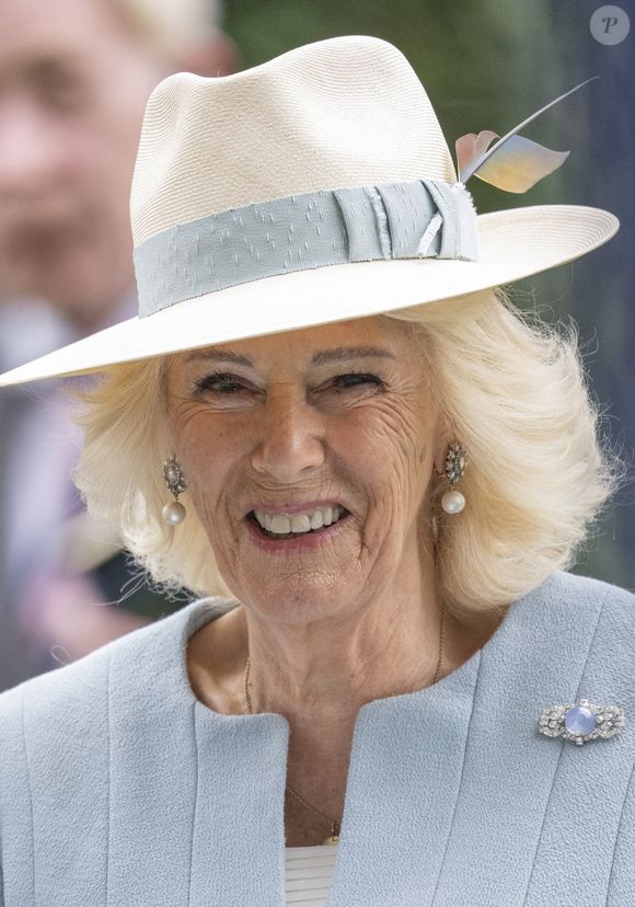 Sa chevelure, autrefois négligée, a été sublimée par la coloriste Jo Hansford, qui a modernisé sa coupe et travaillé des nuances flatteuses adaptées à sa carnation. 

18 octobre 2025 - Journée des champions britanniques QIPCO à l'hippodrome d'Ascot, dans le Berkshire, au Royaume-Uni. Ici, la reine Camilla (Camilla Parker Bowles, reine consort d'Angleterre). GOFF  / BESTIMAGE