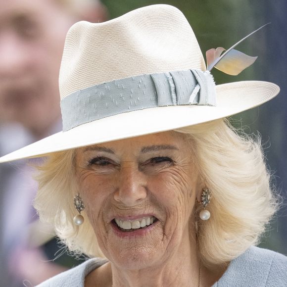 Sa chevelure, autrefois négligée, a été sublimée par la coloriste Jo Hansford, qui a modernisé sa coupe et travaillé des nuances flatteuses adaptées à sa carnation. 

18 octobre 2025 - Journée des champions britanniques QIPCO à l'hippodrome d'Ascot, dans le Berkshire, au Royaume-Uni. Ici, la reine Camilla (Camilla Parker Bowles, reine consort d'Angleterre). GOFF  / BESTIMAGE