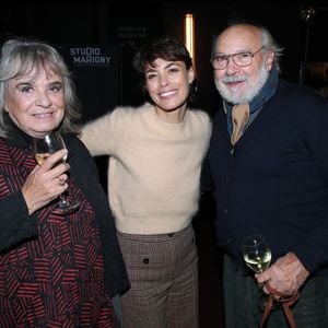 Exclusif - Bérénice Bejo entre ses parents Miguel et Sylvia Bejo (ils sont Argentins) - Cocktail à l'issue de la générale de la pièce "Les gens de Bilbao naissent où ils veulent" au théâtre Marigny à Paris le 19 Novembre 2024. © Bertrand Rindoff / Bestimage