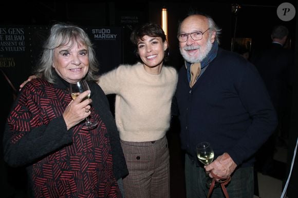 Exclusif - Bérénice Bejo entre ses parents Miguel et Sylvia Bejo (ils sont Argentins) - Cocktail à l'issue de la générale de la pièce "Les gens de Bilbao naissent où ils veulent" au théâtre Marigny à Paris le 19 Novembre 2024. © Bertrand Rindoff / Bestimage