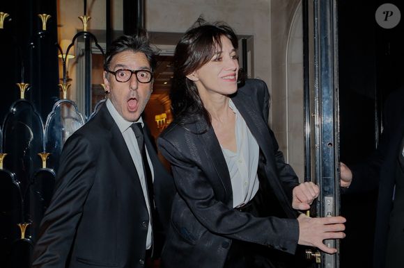 Yvan Attal et sa compagne Charlotte Gainsbourg - Arrivées à la 10ème édition du "Global Gift Gala 2022" au Four Seasons Hotel George V à Paris le 19 novembre 2022.

© Christophe Clovis / Bestimage
