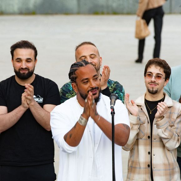 Exclusif - Slimane interprète sa nouvelle chanson "Résister" sur le parvis de Notre-Dame à Paris. Le 6 juin 2024. 

© Christophe Clovis / Bestimage