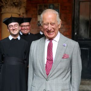 À la question "Le roi Charles III va bien ?", le prince Harry a répondu : "Oui, il va bien, merci".

Le roi Charles III inaugure l'hôpital universitaire métropolitain de Midland et rencontre le personnel et les patients à Birmingham, le 3 septembre 2025.

Photo : Richard Pohle / WPA-Pool / Julien Burton via Bestimage