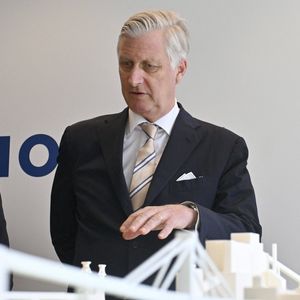 La colère des habitants ne s'était pas faite attendre, ne comprenant pas comment un tel permis de construire avait pu être accordé alors qu’eux ne peuvent pas bénéficier.

Le roi Philippe de Belgique visite la cimenterie Holcim d'Obourg (Belgique), le 17 mars 2026. 

Photo : Photonews / Bestimage