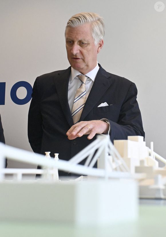 La colère des habitants ne s'était pas faite attendre, ne comprenant pas comment un tel permis de construire avait pu être accordé alors qu’eux ne peuvent pas bénéficier.

Le roi Philippe de Belgique visite la cimenterie Holcim d'Obourg (Belgique), le 17 mars 2026. 

Photo : Photonews / Bestimage