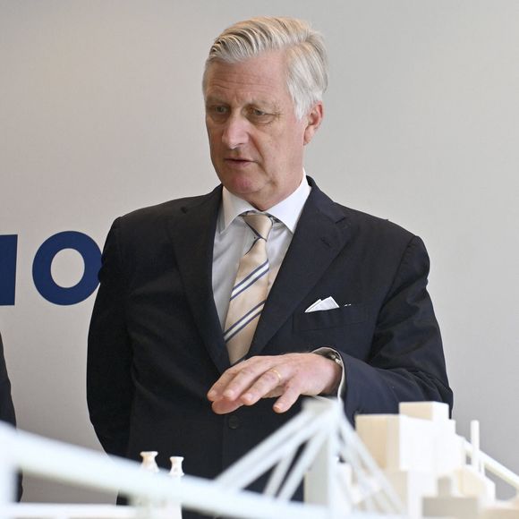 La colère des habitants ne s'était pas faite attendre, ne comprenant pas comment un tel permis de construire avait pu être accordé alors qu’eux ne peuvent pas bénéficier.

Le roi Philippe de Belgique visite la cimenterie Holcim d'Obourg (Belgique), le 17 mars 2026. 

Photo : Photonews / Bestimage