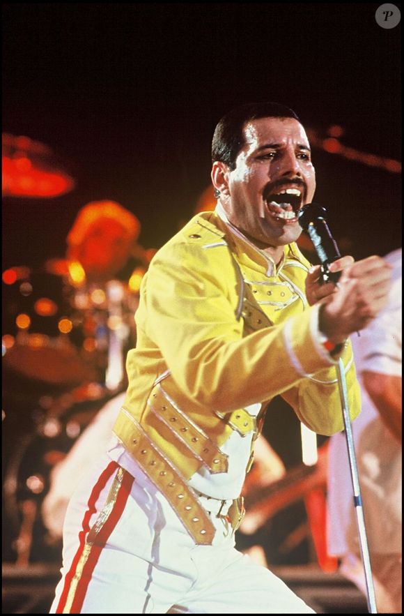 Jusqu'au bout, ils ont tous gardé le dernier secret de la superstar, mais sa supposée fille, qui a aujourd'hui 48 ans et qui vit en Europe, a décidé de raconter son histoire. 

Freddie Mercury et Queen en concert à Wembley en 1986.