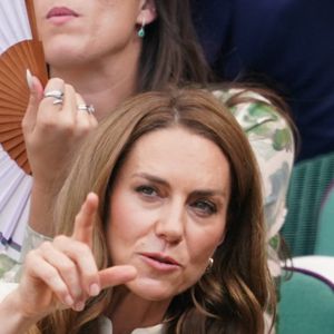 “Cette perte de poids importante peut être due à la chimiothérapie, à un manque d’alimentation ou à l’échec du traitement. La perte de graisse, de muscles et d’os affecte gravement le système immunitaire. Cela peut diminuer la capacité du corps à combattre le cancer.”

La princesse Catherine (Kate) Middleton, princesse de Galles, assiste à la finale féminine des championnats de Wimbledon, 13ème journée à Wimbledon le 12 juillet 2025 GOFF INF / BESTIMAGE