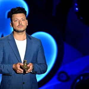 L’émission sera diffusée à partir de 21h10 sur TF1.

Kev Adams durant l'enregistrement de la première soirée de "L'humour à la plage" pour la 3ème édition du festival de Juan les Pins à la pinède Gould le 26 juin 2026. © Bebert-Tribeca/Bestimage