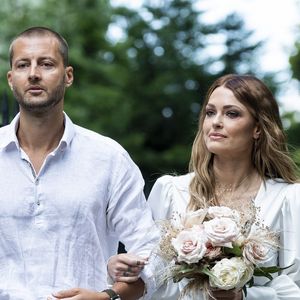 Caroline Receveur et son frère à la Mairie du 16ème arrondissement à Paris pour son mariage, le 11 juillet 2020.

Agence/Bestimage