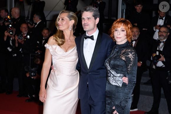 Cécile de France, Yann Gozlan et Mylene Farmer assistent à la projection de 'Dalloway' et au tapis rouge au Palais des Festivals à Cannes, France, le 15 mai 2025 dans le cadre du 78ème Festival de Cannes. Photo par Nicolas Genin/ABACAPRESS.COM