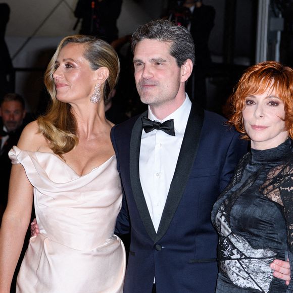 Cécile de France, Yann Gozlan et Mylene Farmer assistent à la projection de 'Dalloway' et au tapis rouge au Palais des Festivals à Cannes, France, le 15 mai 2025 dans le cadre du 78ème Festival de Cannes. Photo par Nicolas Genin/ABACAPRESS.COM