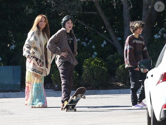 Ben Affleck et Jennifer Lopez filment Seraphina and Max en faisant du skateboard à Los Angeles, Ca, USA, le 11 février 2023. Photo par BauerGriffin/INSTARimages/ABACAPRESS.COM