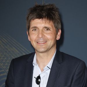 Thomas Sotto - Soirée de gala "Coeur Central" au profit de Terre d'Impact fonds de dotation de la FFT et de l'association Fête le Mur sur le Court Central Philippe Chatrier à Roland Garros, Paris le 5 juillet 2022. © Marc Ausset-Lacroix/Bestimage