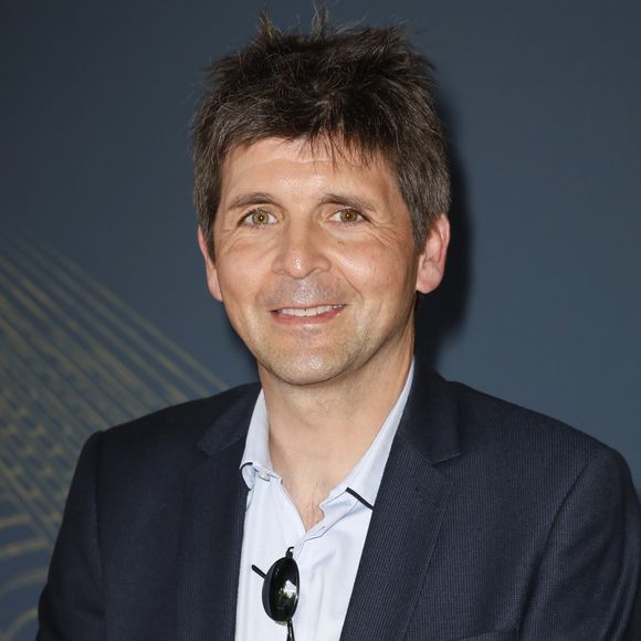 Thomas Sotto - Soirée de gala "Coeur Central" au profit de Terre d'Impact fonds de dotation de la FFT et de l'association Fête le Mur sur le Court Central Philippe Chatrier à Roland Garros, Paris le 5 juillet 2022. © Marc Ausset-Lacroix/Bestimage