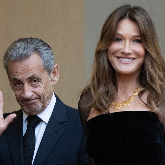 L'ancien président français Nicolas Sarkozy et son épouse la chanteuse italo-française Carla Bruni arrivent au palais présidentiel de l'Elysée avant un dîner d'Etat avec les présidents français et brésilien à Paris le 5 juin 2025. Photo par Raphael Lafargue/ABACAPRESS.COM