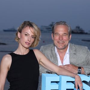 L'actrice franco-norvégienne de 45 ans explique : "On sait qu'elle ne meurt pas, mais on ne sait pas dans quelles conditions elle se remet - ou non - de cet événement, quelles sont ses séquelles... C'est tout ça qui va être intéressant."

Sara Mortensen et Fabrice Deville - Photocall de la soirée au "Neptune" lors du 64ème Festival de Télevision de Monte Carlo le 14 juin 2025.
© Denis Guignebourg / Bestimage