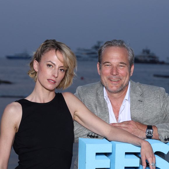 L'actrice franco-norvégienne de 45 ans explique : "On sait qu'elle ne meurt pas, mais on ne sait pas dans quelles conditions elle se remet - ou non - de cet événement, quelles sont ses séquelles... C'est tout ça qui va être intéressant."

Sara Mortensen et Fabrice Deville - Photocall de la soirée au "Neptune" lors du 64ème Festival de Télevision de Monte Carlo le 14 juin 2025.
© Denis Guignebourg / Bestimage