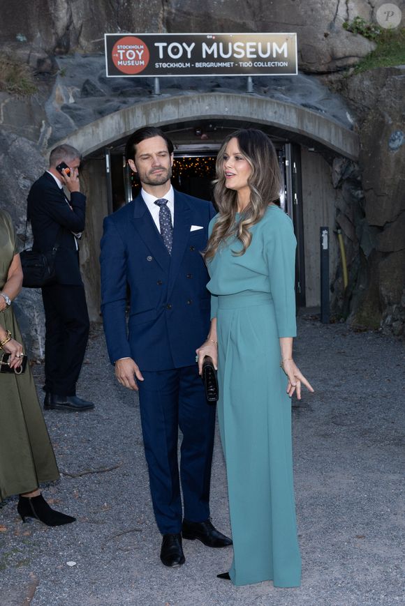 Absente depuis la naissance de sa fille, la princesse Sofia de Suède a fait une rare apparition à l'occasion de l'anniversaire de son association Project Playground qui célèbre ses 15 ans.

Le prince Carl Philip de Suède, La princesse Sofia (Hellqvist) de Suède - 15ème  anniversaire de "Project Playground" au Musée du Jouet de Stockholm, le 25 septembre 2025. © Action Press / Bestimage