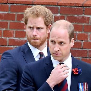 Harry et William sont en deuil
Le prince Harry, le prince William, duc de Cambridge, Kate Catherine Middleton, duchesse de Cambridge - Commémorations du centenaire de la Bataille de la Somme à Thiepval, bataille qui fût la plus meurtrière de la Première Guerre Mondiale.
© Dominique Jacovides / Bestimage