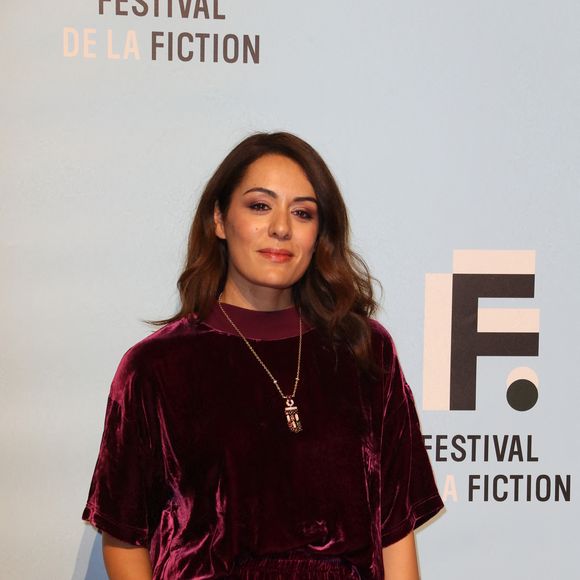 Sofia Essaidi lors du photocall de « Les Combattantes » à l'occasion de la 24e édition du Festival de la fiction télévisée de La Rochelle, le 15 septembre 2022.