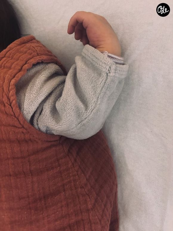Elle a partagé une photo du nouveau-né, plus précisément de son bras bien au chaud dans un pyjama gris sur lequel a été ajoutée une barboteuse marron. 

Première photo du petit garçon de Lulu Gainsbourg et d'Aurélie Bossu partagée sur Instagram le samedi 4 juillet 2026