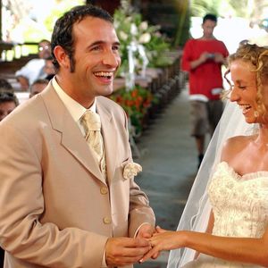 Archives - Aux Seychelles, Jean Dujardin et Alexandra Lamy se marient dans la série "Un gars, une fille" le 2 décembre 2002. GONGORA Marie-Anne via Bestimage