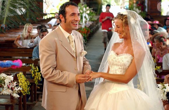 Archives - Aux Seychelles, Jean Dujardin et Alexandra Lamy se marient dans la série "Un gars, une fille" le 2 décembre 2002. GONGORA Marie-Anne via Bestimage