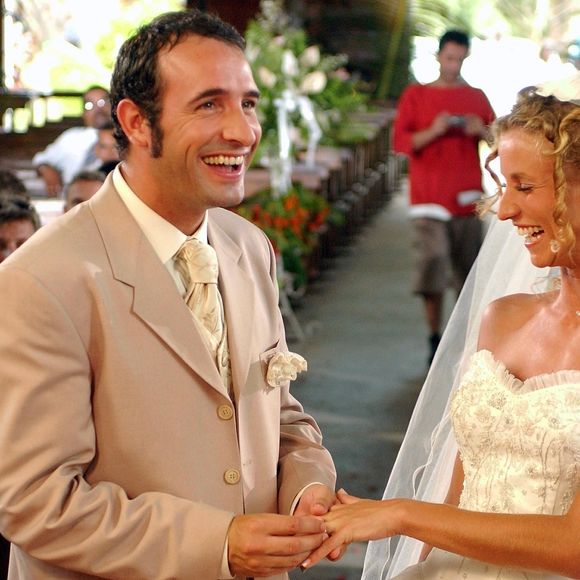 Archives - Aux Seychelles, Jean Dujardin et Alexandra Lamy se marient dans la série "Un gars, une fille" le 2 décembre 2002. GONGORA Marie-Anne via Bestimage