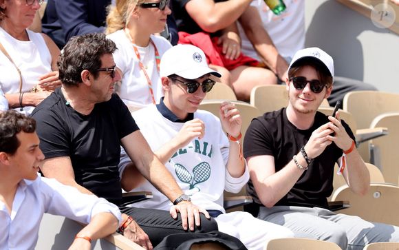 Patrick Bruel et ses fils Léon et Oscar dans les tribunes des Internationaux de France de tennis de Roland Garros 2024 à Paris, France, le 4 juin 2024. © Jacovides-Moreau/Bestimage