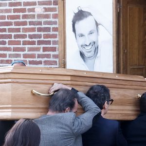Afin que tout le monde puisse honorer sa mémoire, ses proches avaient pris soin de laisser la cérémonie ouverte au public.

Jean Dujardin porte le cercueil - Arrivées aux obsèques de Bruno Salomone en l'église Sainte-Anne de Polangis de Joinville-le-Pont (Val-de-Marne) le 23 mars 2026. © Cyril Moreau Dominique Jacovides / Bestimage