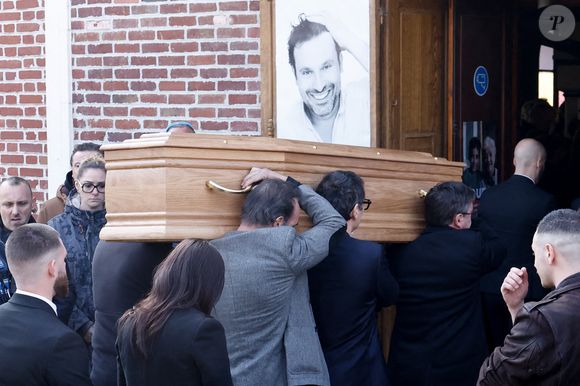 Afin que tout le monde puisse honorer sa mémoire, ses proches avaient pris soin de laisser la cérémonie ouverte au public.

Jean Dujardin porte le cercueil - Arrivées aux obsèques de Bruno Salomone en l'église Sainte-Anne de Polangis de Joinville-le-Pont (Val-de-Marne) le 23 mars 2026. © Cyril Moreau Dominique Jacovides / Bestimage