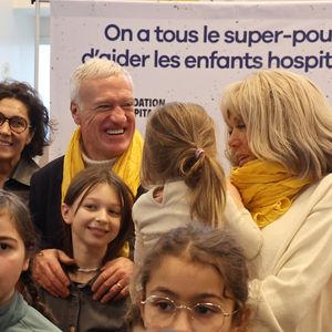 Le sélectionneur de l'équipe de France de football Didier Deschamps et Brigitte Macron se tiennent devant le bureau de poste principal de Bordeaux, dans le sud-ouest de la France, le 8 janvier 2025, alors qu'ils lancent l'édition 2025 du fonds de charité appelé "Opérations pièces jaunes", dont la fondation vise à améliorer les conditions des enfants hospitalisés. Le sélectionneur de l'équipe de France, vainqueur de la Coupe du monde 2018, Didier Deschamps, a annoncé le 8 janvier 2025 qu'il quitterait son poste après la phase finale de 2026. © Fabien Cottereau - Patrick Bernard/Bestimage