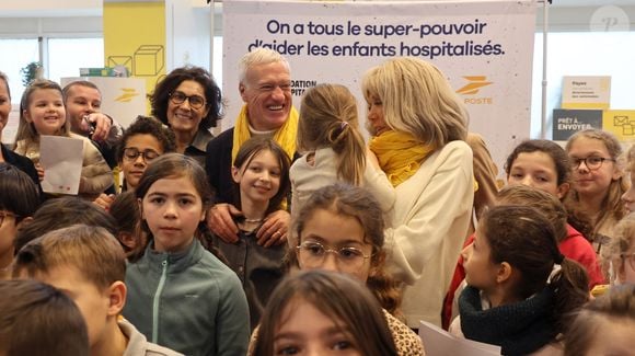 Le sélectionneur de l'équipe de France de football Didier Deschamps et Brigitte Macron se tiennent devant le bureau de poste principal de Bordeaux, dans le sud-ouest de la France, le 8 janvier 2025, alors qu'ils lancent l'édition 2025 du fonds de charité appelé "Opérations pièces jaunes", dont la fondation vise à améliorer les conditions des enfants hospitalisés. Le sélectionneur de l'équipe de France, vainqueur de la Coupe du monde 2018, Didier Deschamps, a annoncé le 8 janvier 2025 qu'il quitterait son poste après la phase finale de 2026. © Fabien Cottereau - Patrick Bernard/Bestimage