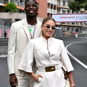 Désormais père de famille comblé aux côtés de sa femme Zulay Pogba, la star met tout en œuvre pour éduquer ses enfants dans l'amour et la communication.

Alexandre Grimaldi, le fils du prince de Monaco et de N.Costes, avec Paul Pogba et sa femme Maria Zulay Pogba lors du 15ème Grand Prix de Monaco Historique, le 26 avril 2026. 

© Bruno Bebert / Bestimage