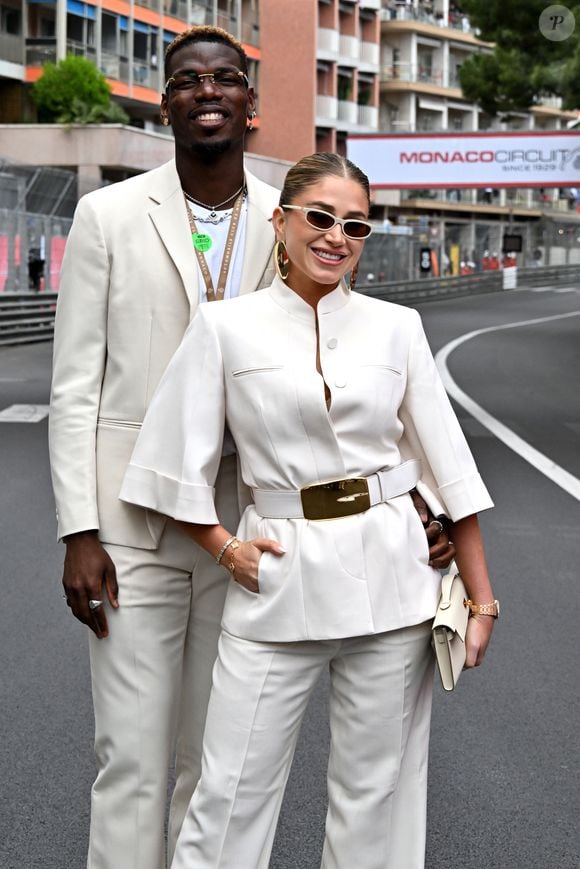 Désormais père de famille comblé aux côtés de sa femme Zulay Pogba, la star met tout en œuvre pour éduquer ses enfants dans l'amour et la communication.

Alexandre Grimaldi, le fils du prince de Monaco et de N.Costes, avec Paul Pogba et sa femme Maria Zulay Pogba lors du 15ème Grand Prix de Monaco Historique, le 26 avril 2026. 

© Bruno Bebert / Bestimage