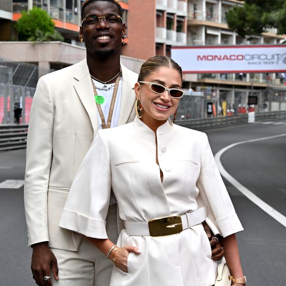 Désormais père de famille comblé aux côtés de sa femme Zulay Pogba, la star met tout en œuvre pour éduquer ses enfants dans l'amour et la communication.

Alexandre Grimaldi, le fils du prince de Monaco et de N.Costes, avec Paul Pogba et sa femme Maria Zulay Pogba lors du 15ème Grand Prix de Monaco Historique, le 26 avril 2026. 

© Bruno Bebert / Bestimage