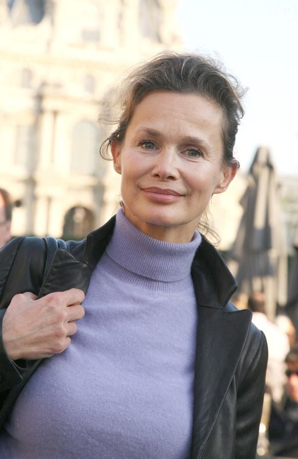 Elle s'illustre maintenant dans la cuisine végétale.

L'actrice Marie-Sophie L. assiste au défilé de mode prêt-à-porter printemps-été 2008 de Lanvin, qui s'est tenu dans les Jardins des Tuileries à Paris, France, le 7 octobre 2007. Photo par Denis Guignebourg/ABACAPRESS.CO