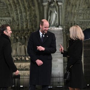 (De gauche à droite) Le président français, Emmanuel Macron, le prince britannique William, prince de Galles, et Brigitte Macron assistent à la cérémonie de bienvenue lors de la réouverture officielle de la cathédrale Notre-Dame de Paris, en France, le 7 décembre 2024, après plus de cinq ans de travaux de reconstruction à la suite de l'incendie d'avril 2019. Eliot Blondet/Pool/Bestimage