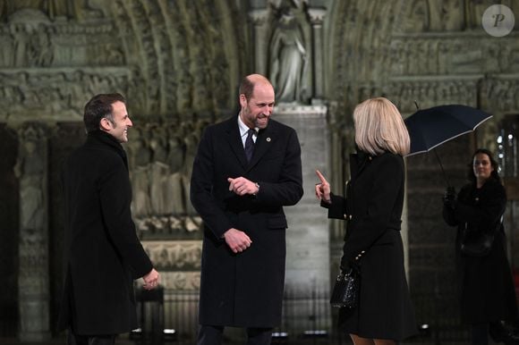 (De gauche à droite) Le président français, Emmanuel Macron, le prince britannique William, prince de Galles, et Brigitte Macron assistent à la cérémonie de bienvenue lors de la réouverture officielle de la cathédrale Notre-Dame de Paris, en France, le 7 décembre 2024, après plus de cinq ans de travaux de reconstruction à la suite de l'incendie d'avril 2019. Eliot Blondet/Pool/Bestimage