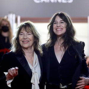 Charlotte Gainsbourg et sa mère Jane Birkin (habillée en Céline) - Montée des marches du film «Jane par Charlotte» lors du 74ème Festival International du Film de Cannes. Le 7 juillet 2021
© Borde-Jacovides-Moreau / Bestimage
