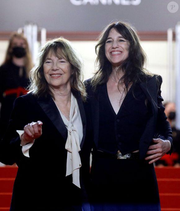 Charlotte Gainsbourg et sa mère Jane Birkin (habillée en Céline) - Montée des marches du film «Jane par Charlotte» lors du 74ème Festival International du Film de Cannes. Le 7 juillet 2021
© Borde-Jacovides-Moreau / Bestimage