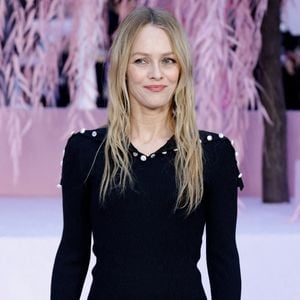 Elle a elle-même annoncé l’annulation sur ses réseaux sociaux quelques heures avant le concert.

Vanessa Paradis au photocall du deuxième défilé Chanel "Collection Haute Couture Printemps/Eté 2026", lors de la Fashion Week de Paris, le 27 janvier 2026

© Olivier Borde / Bestimage