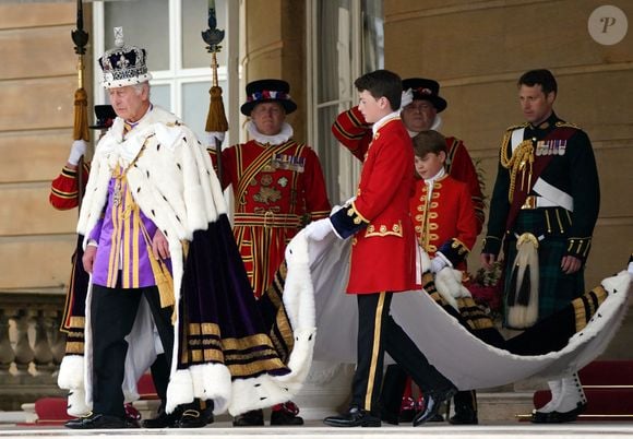 Le roi Charles III d'Angleterre et Le prince George de Galles - Sortie de la cérémonie de couronnement du roi d'Angleterre à l'abbaye de Westminster de Londres, Royaume Uni, le 6 mai 2023.