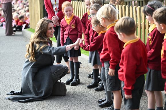 En 2024, l'école a été victime d'une terrible attaque au couteau. 

La princesse de Galles lors d'une visite à la Farnborough Road Infant and Junior School à Birkdale, Southport, où Elsie Dot Stancombe était élève, pour parler aux enseignants de l'impact de l'école sur l'attentat de Southport en 2024, et du soutien que l'école maternelle et le collège associé ont apporté aux élèves, au personnel et à la communauté locale, le 23 septembre 2025 à Southport, au Royaume-Uni.  © Mulholland Eddie/PA Photos/ABACA