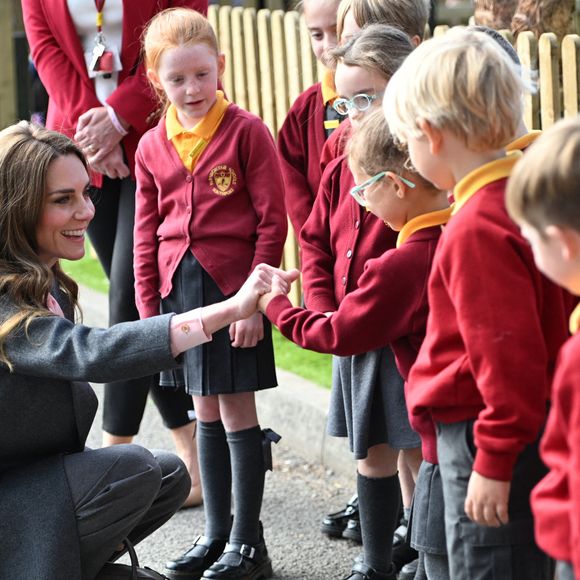 En 2024, l'école a été victime d'une terrible attaque au couteau. 

La princesse de Galles lors d'une visite à la Farnborough Road Infant and Junior School à Birkdale, Southport, où Elsie Dot Stancombe était élève, pour parler aux enseignants de l'impact de l'école sur l'attentat de Southport en 2024, et du soutien que l'école maternelle et le collège associé ont apporté aux élèves, au personnel et à la communauté locale, le 23 septembre 2025 à Southport, au Royaume-Uni.  © Mulholland Eddie/PA Photos/ABACA