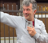 Exclusif - Vidéo - Stéphane Plaza a été surpris par les photographes et vidéastes à la sortie d'un RDV à Paris, le 27 février 2025.